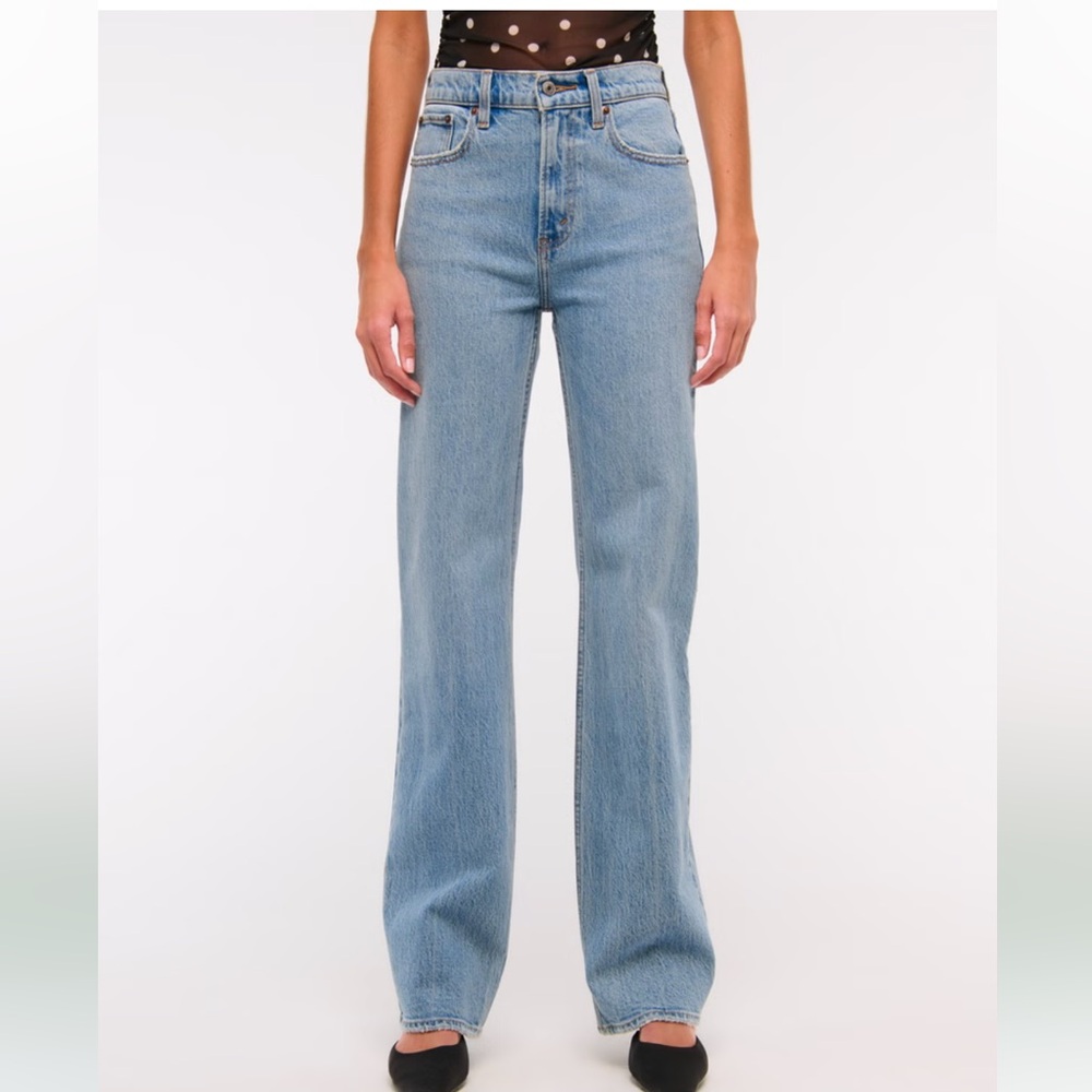 Abercrombie High Rise 90’s Relaxed Jean LENGTH: Extra Long Color: Medium